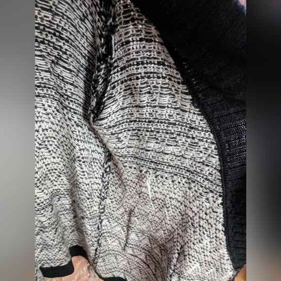 Tahari 3X Cozy Black and White Blanket Cardigan Sweater with Pockets - Picture 4 of 7